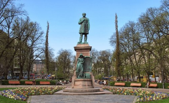 Johan Ludvig Runeberg Statue, Helsinki