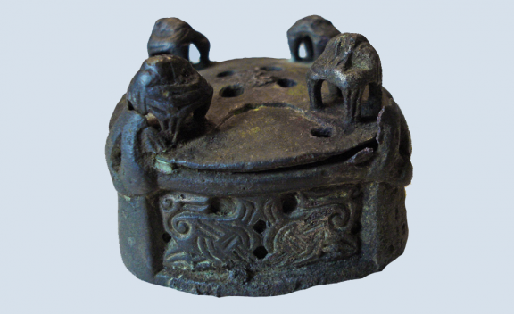 Box brooch