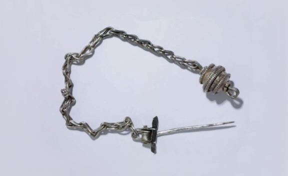 Brooch with pendant on chain
