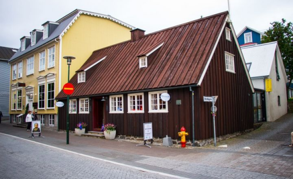 Adalstraeti 10