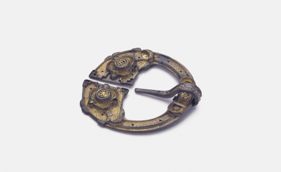 Pseudo-penannular brooch
