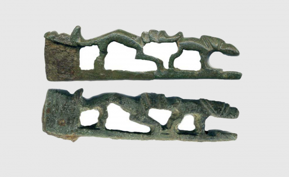 Folding knife handle in the form of a hound biting a hare