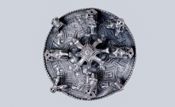 Disc brooch