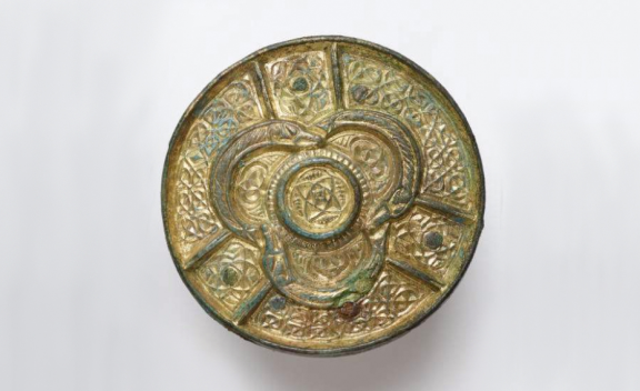 Mount / disc brooch