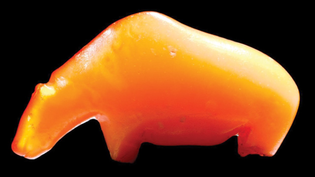 Animal figurines of amber