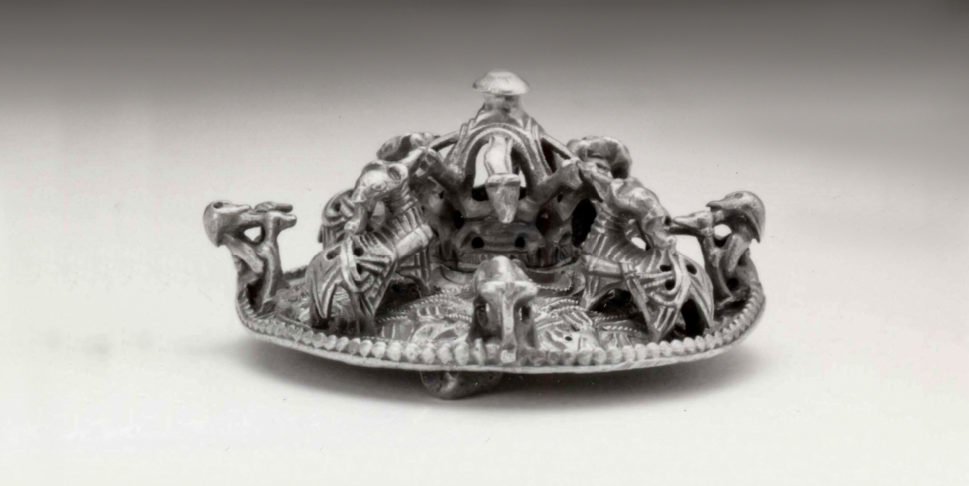 Disc brooch